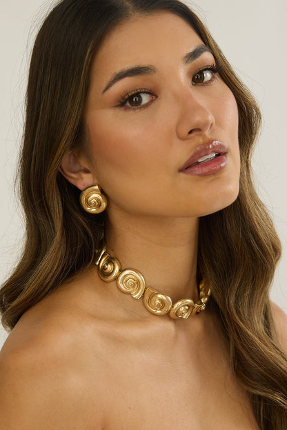 Noxelle Spiral Shell Earrings Gold